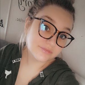 Meet your Posher, Cerise